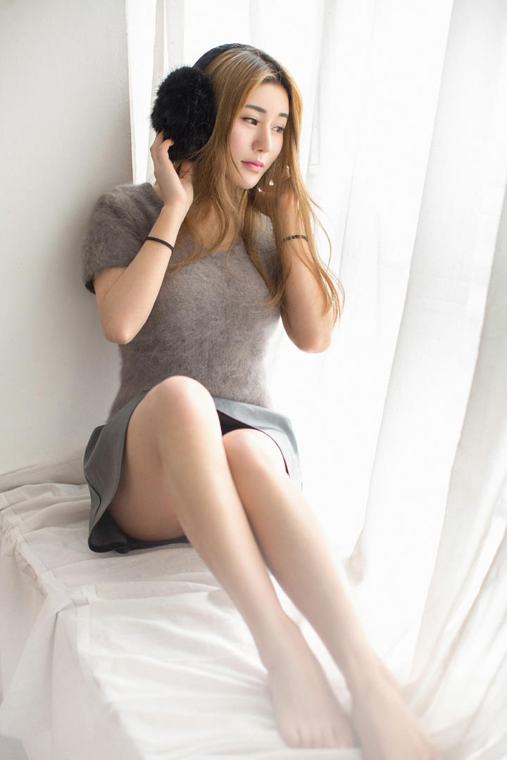 坐在飘窗上的性感美腿美女图片
