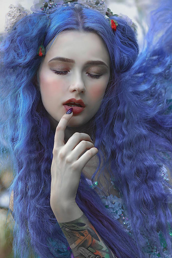 闭上眼睛的蓝色头发美女艺术写真图片