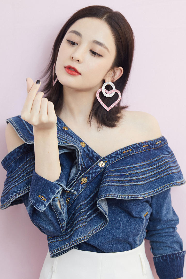 比心的性感美女明星古力娜扎图片