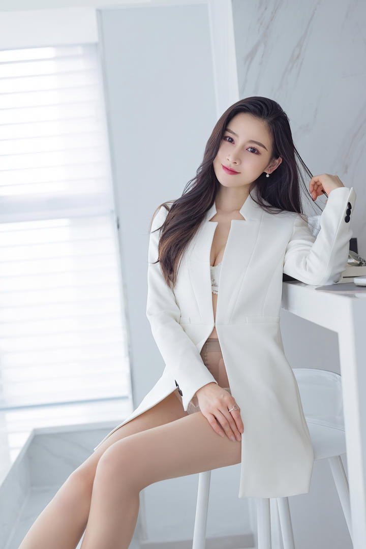 极品美女Vanessa穿着白色风衣时尚写真图片