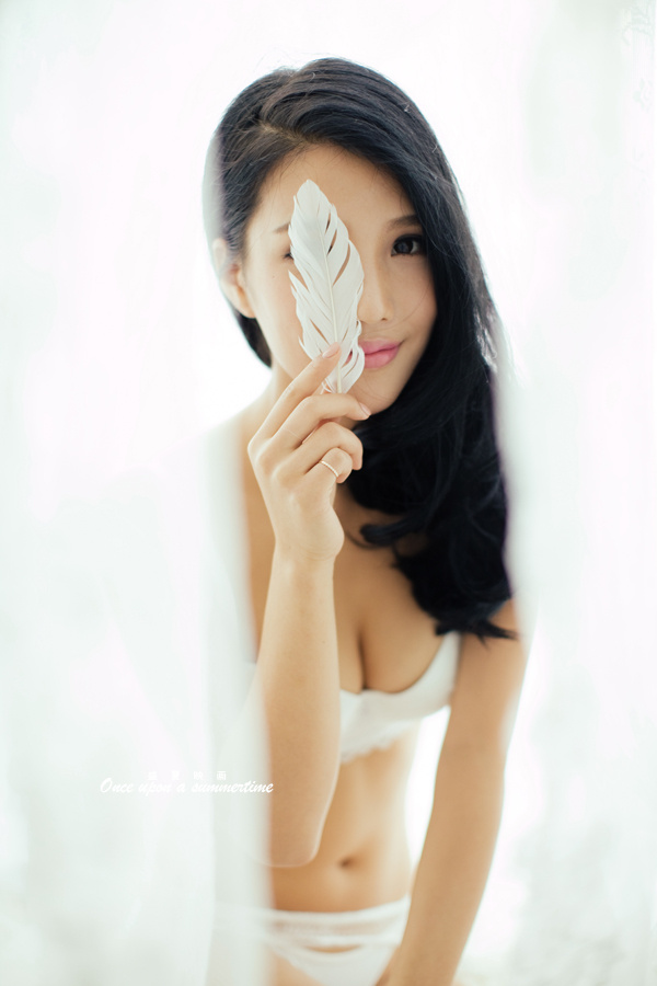白色内衣诱惑的羽毛少女