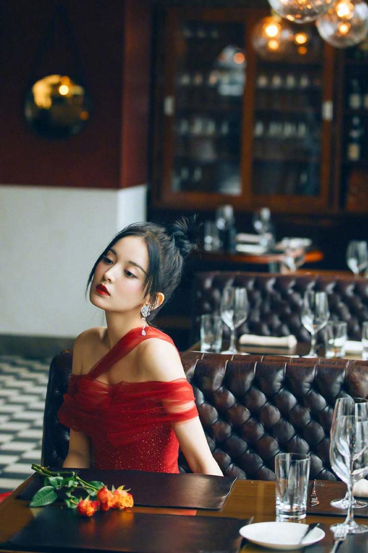 餐厅里的高清美女明星古力娜扎写真图片