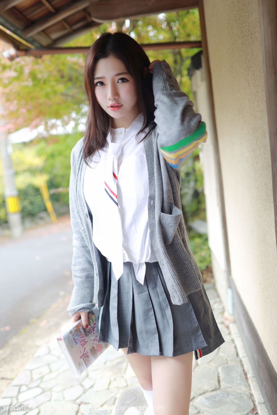 模范学院性感女神徐cake美胸长腿学生装日本户外清纯旅拍