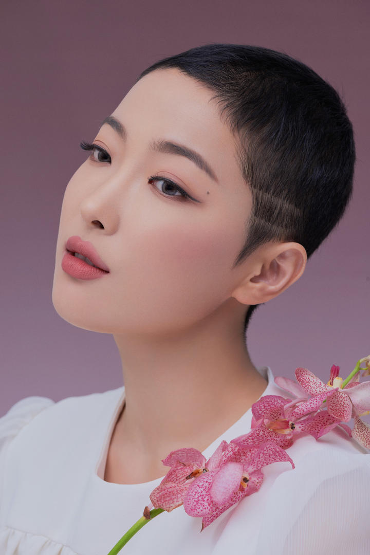 短发女生艺术写真摄影图片