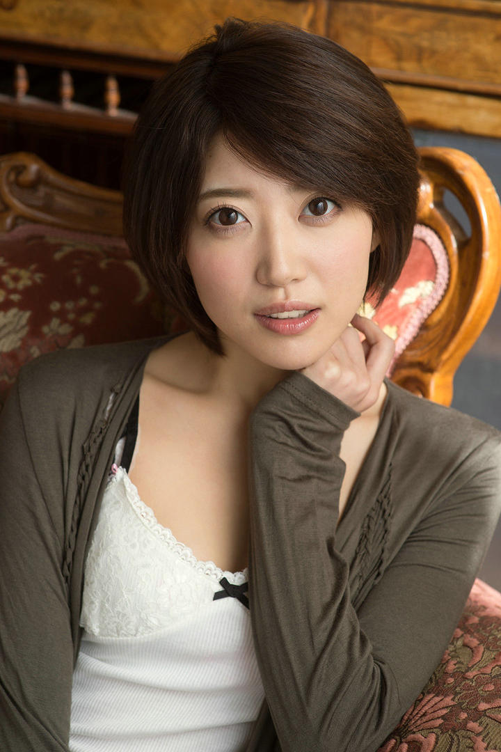 日本气质短发美女特写图片