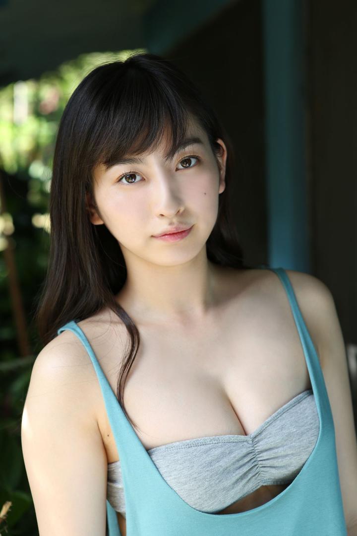 清纯漂亮的日本性感大胸美女写真图片