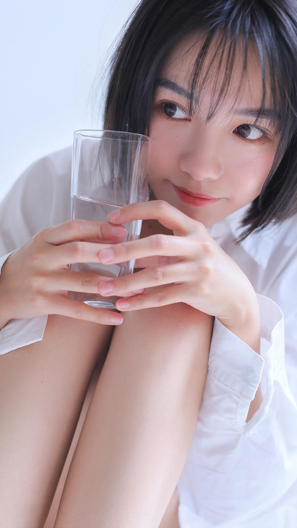 拿着杯子的清纯白衬衣美女写真图片