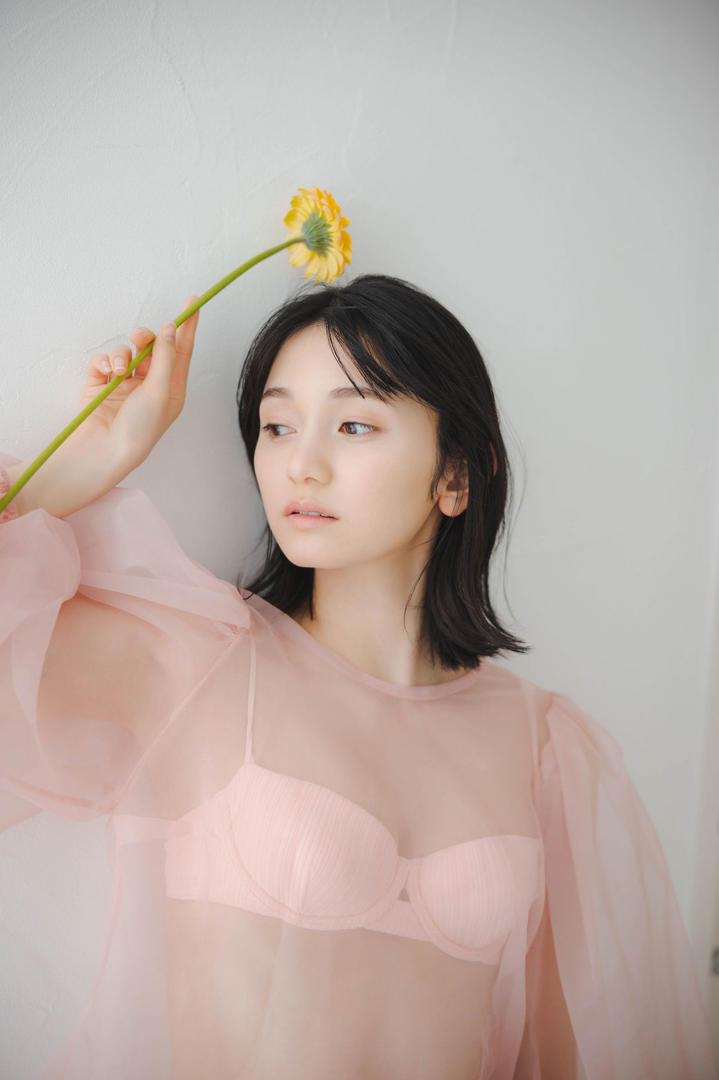 日本清纯美女大学生个人艺术照写真