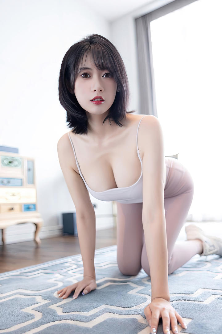颜值身材天花板的国产大胸美女林子遥做瑜伽图片