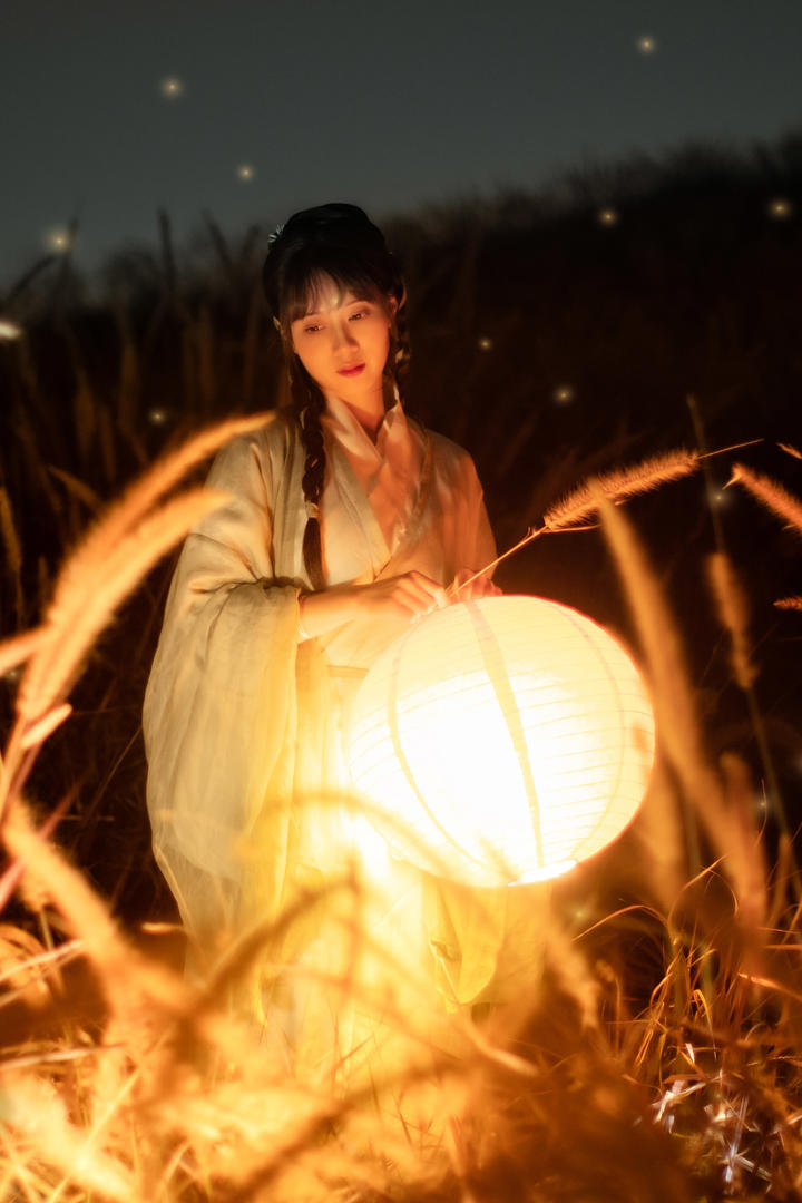 打着灯笼的中国风汉服美女壁纸图片