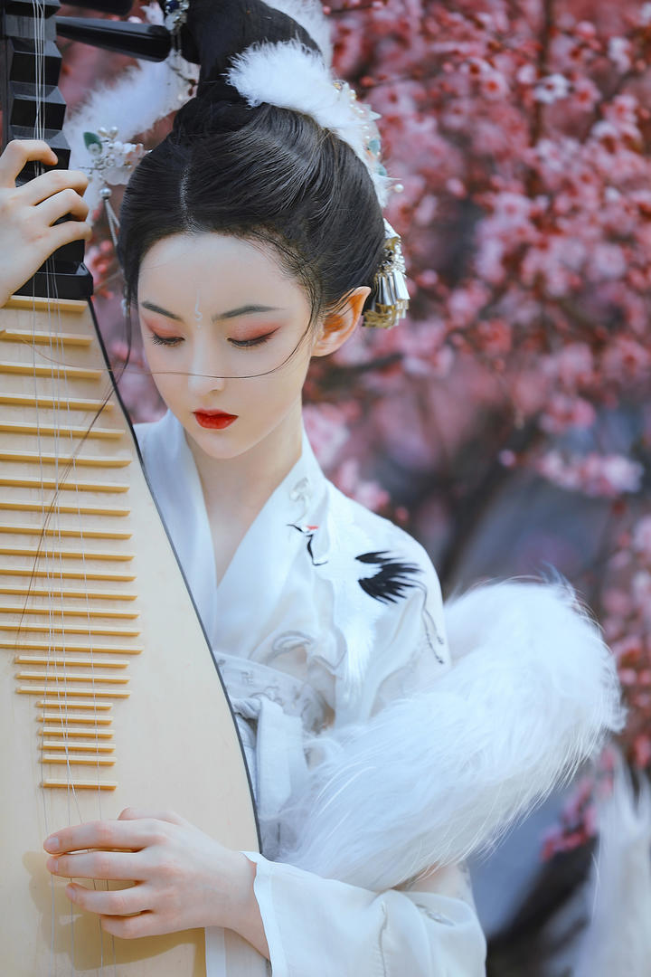 抱琵琶古装美女桃花族艺术摄影图片
