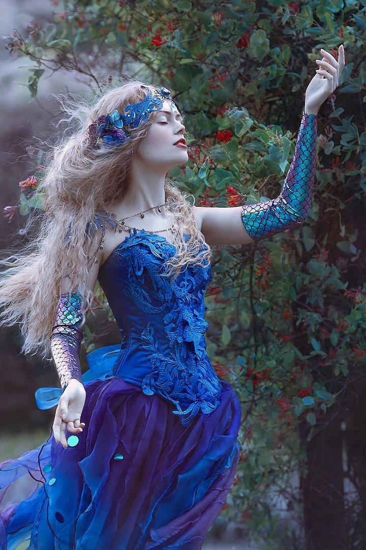 穿着蓝色裙子的欧美美女艺术写真图片