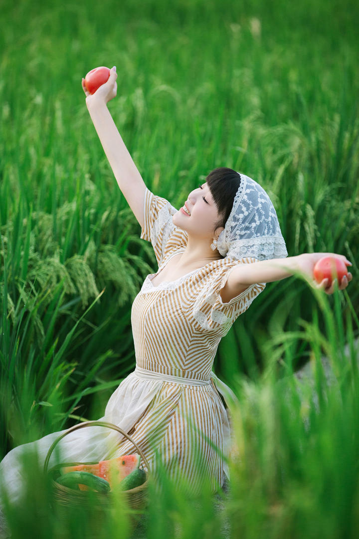 田野中的清纯美女壁纸高清壁纸图片