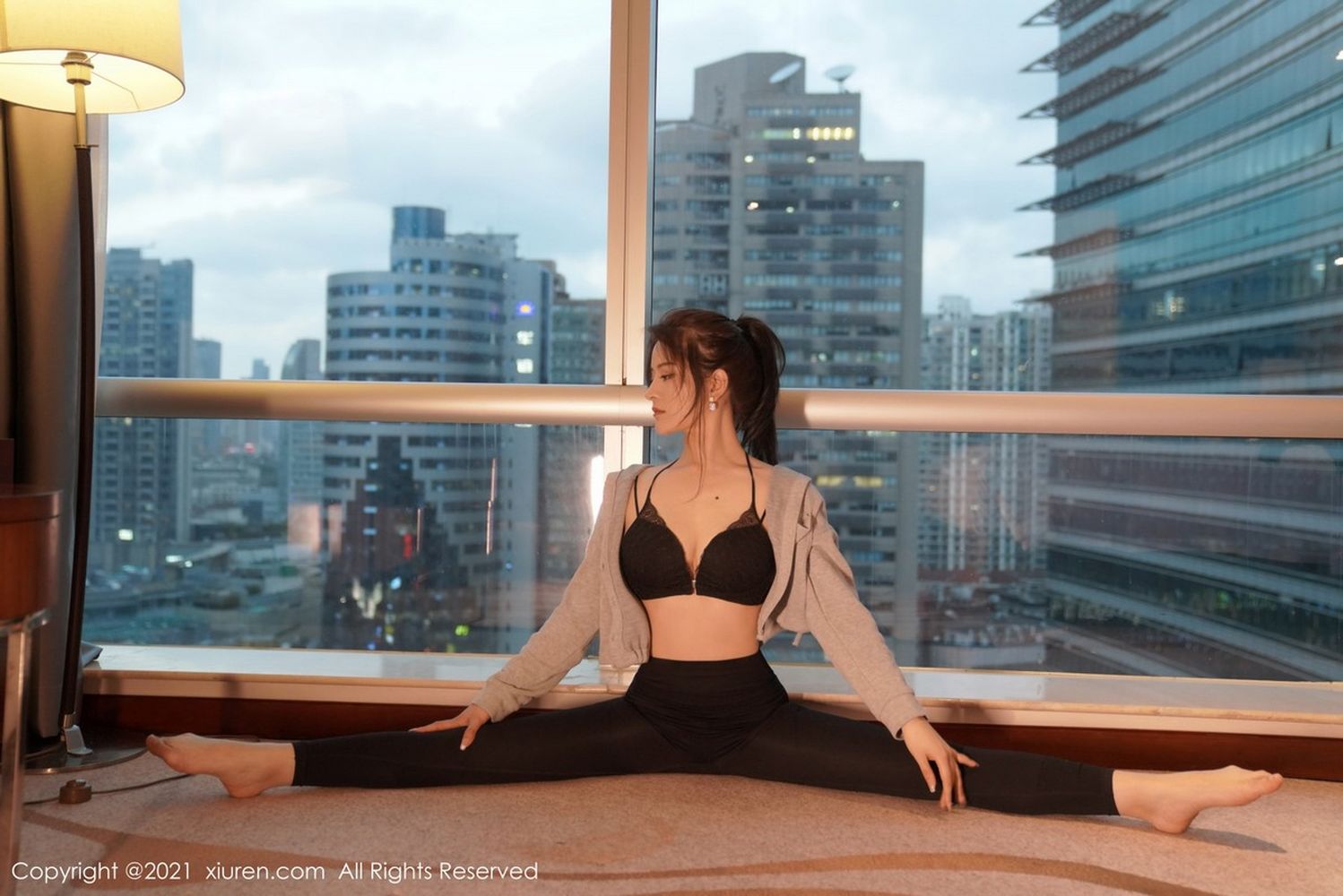 秀人网美女模特崔灿紧身服饰与内衣系列诱人身材性感写真