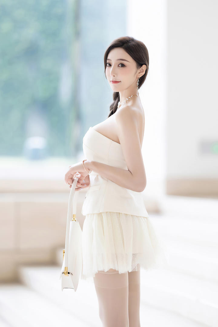 中国养眼清纯超短裙美女模特王馨瑶高清壁纸图片