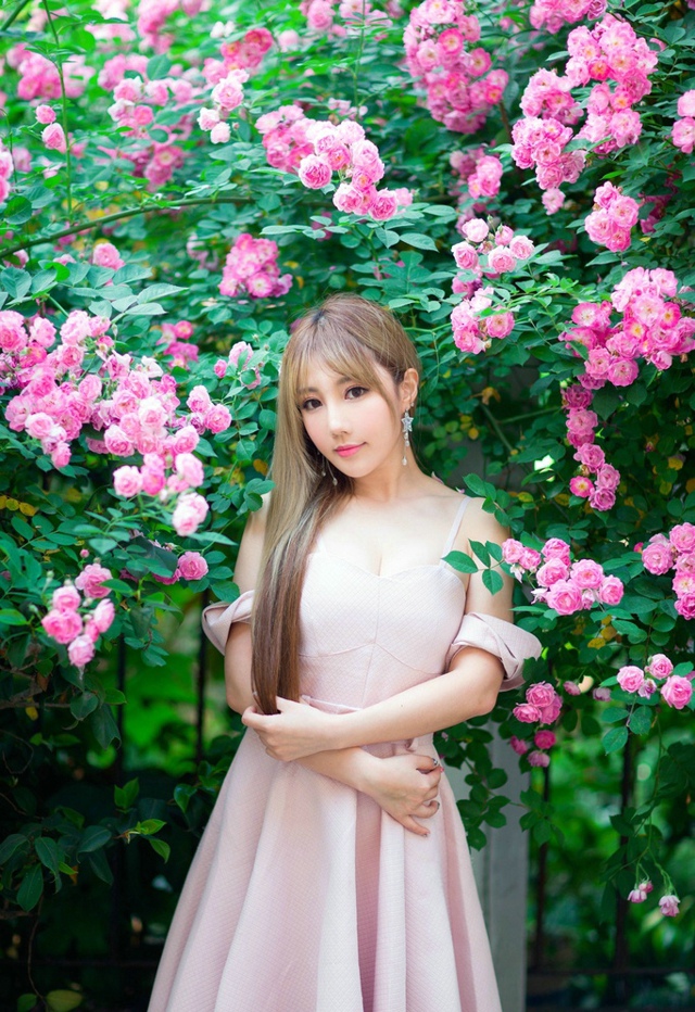 蔷薇花下纯情美女唯美性感写真