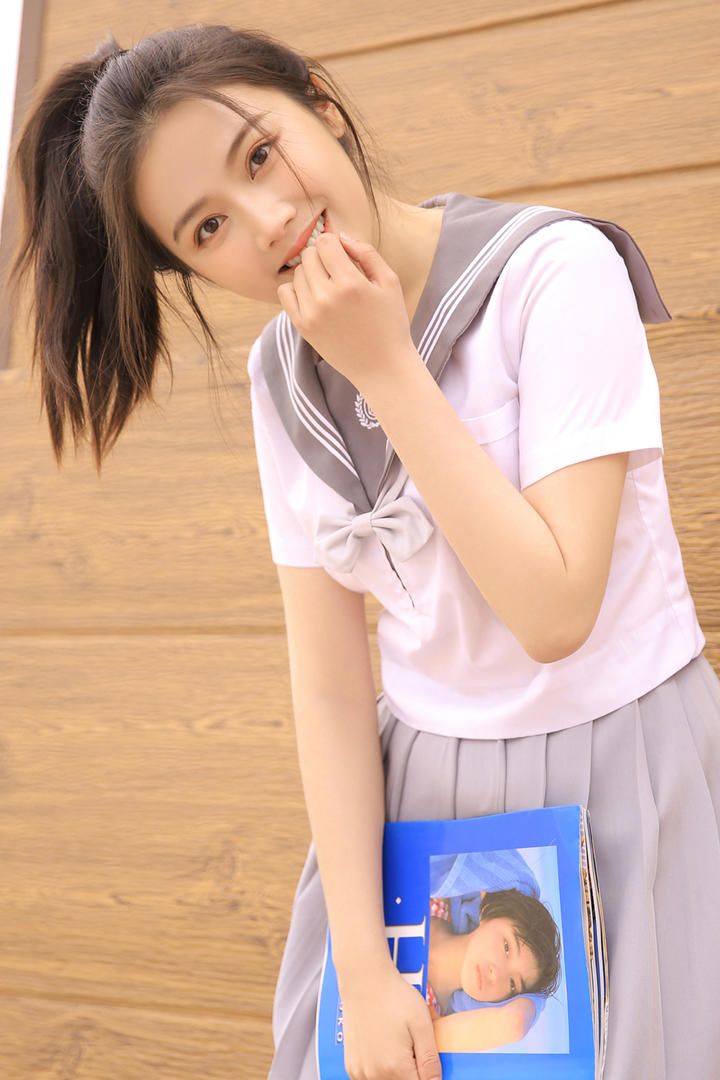 扎着马尾的极品制服美女图片