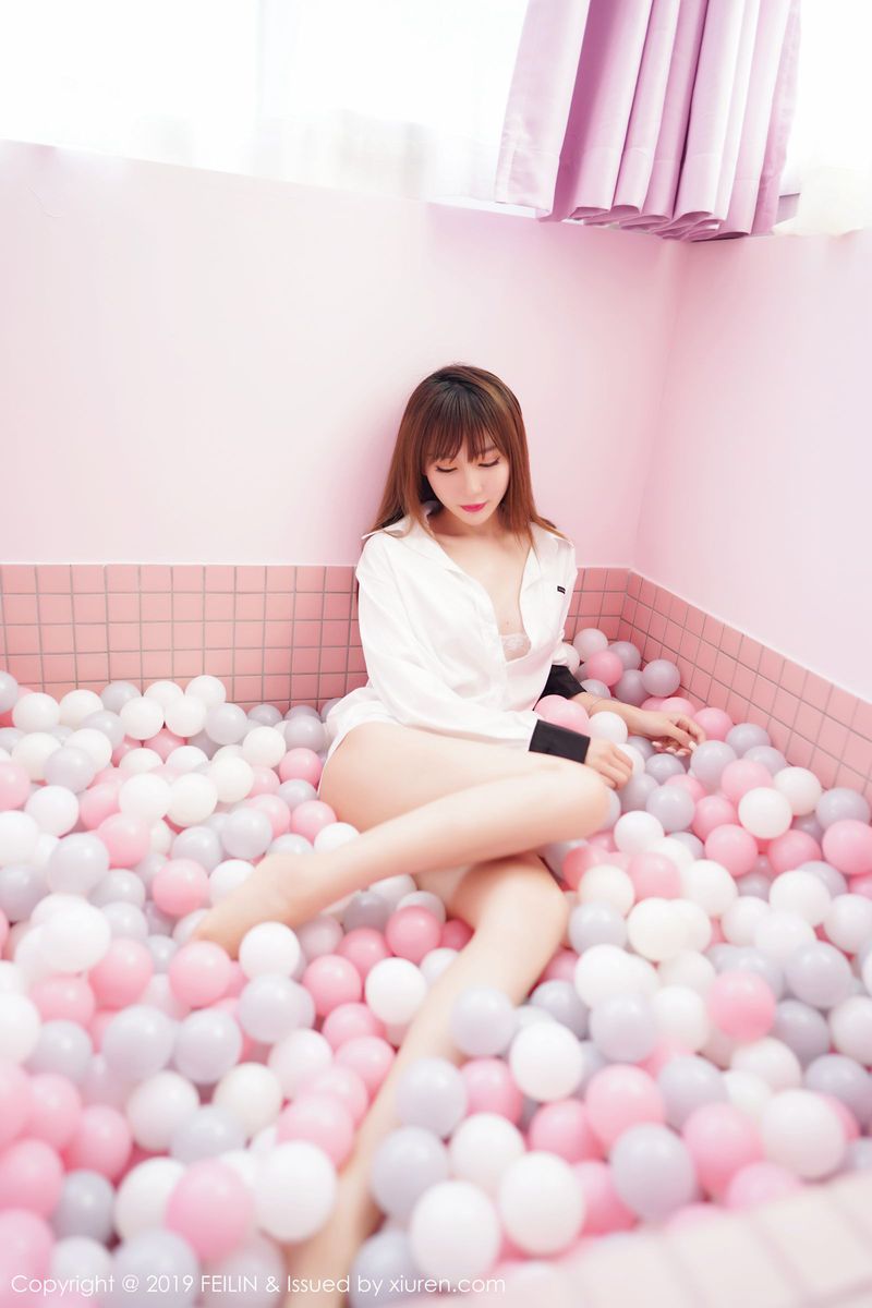 嗲囡囡新人模特程梓修长美腿白衬衫波波池首套性感写真