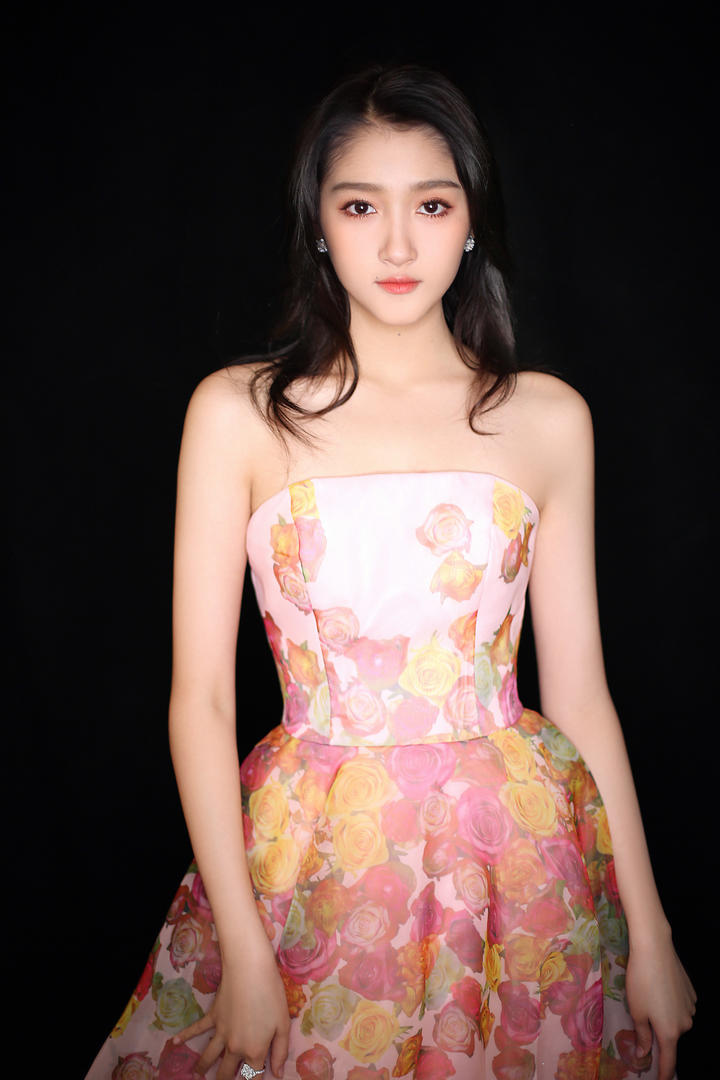 国内精选高清美女明星壁纸关晓彤写真大图下载