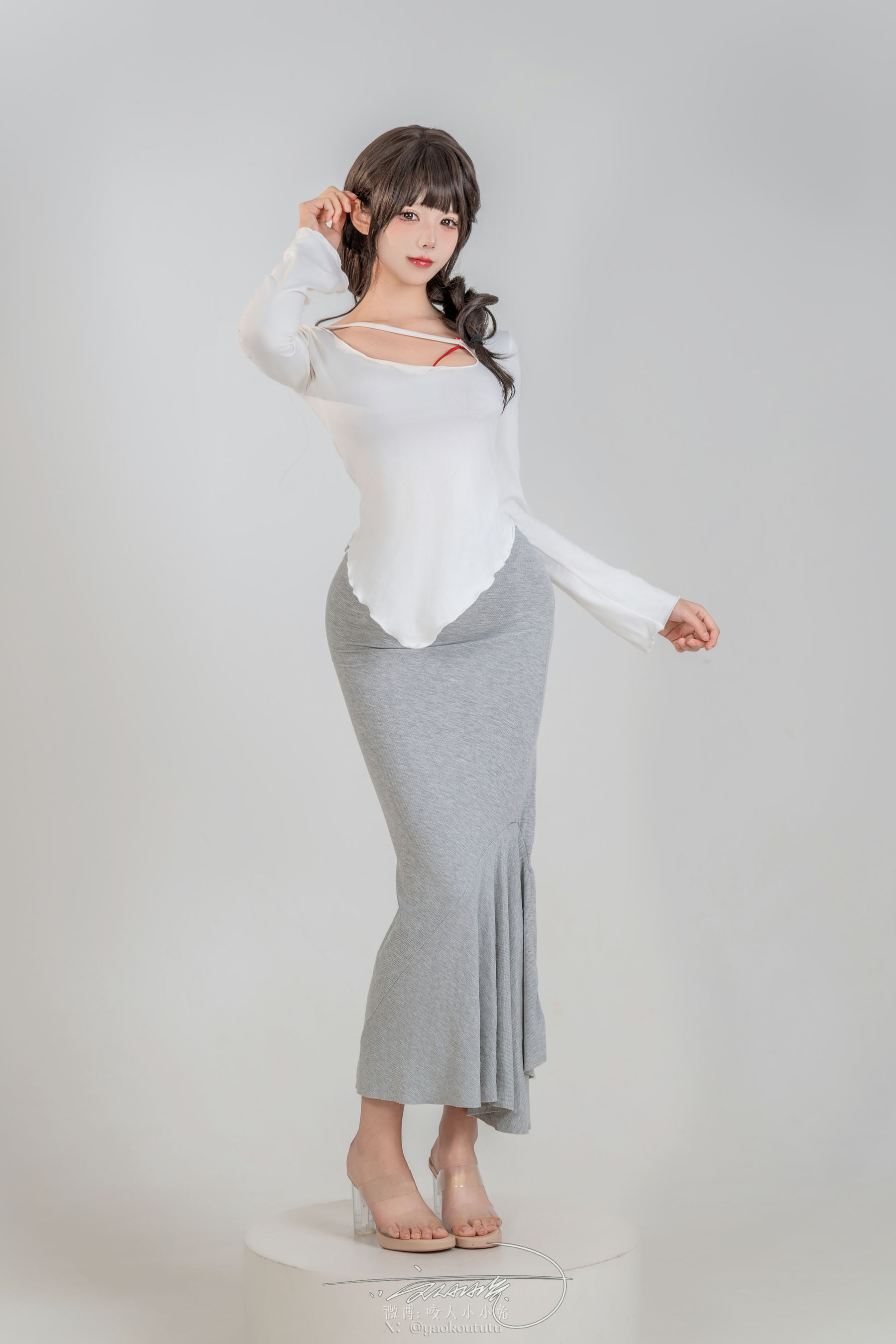 咬一口兔娘白色上衣灰色长裙傲人曲线阳光写真