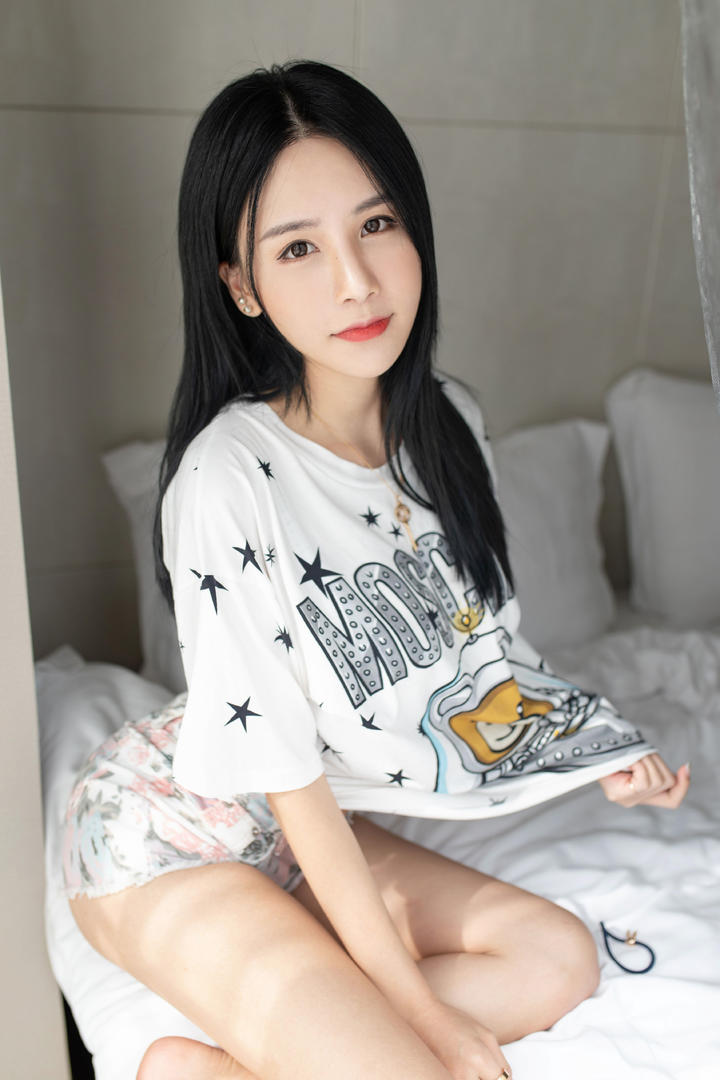 掀起上衣的高清性感女神写真图片