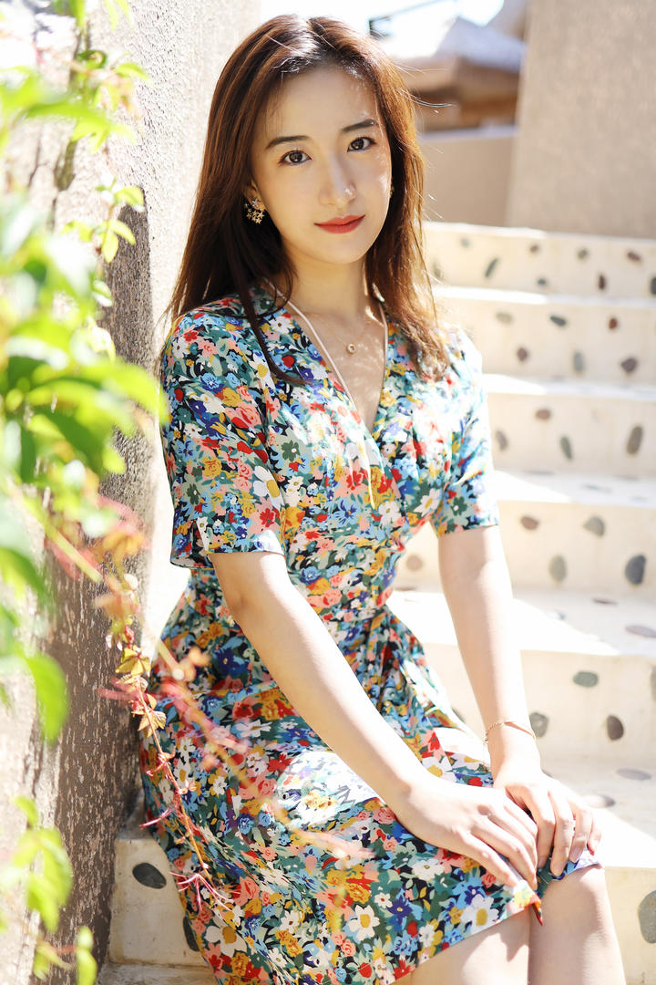 阳光下的高清气质美女艺儿伢哟写真图片