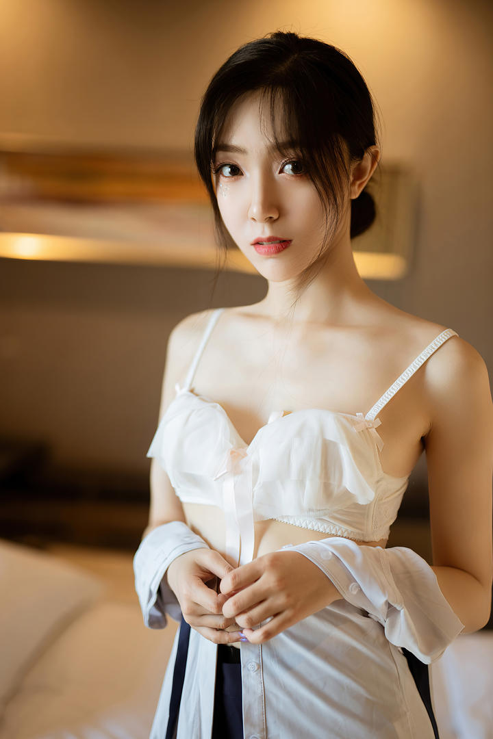 穿着白色蕾丝内衣的白嫩清纯美女九千柒柒116美女写真图片