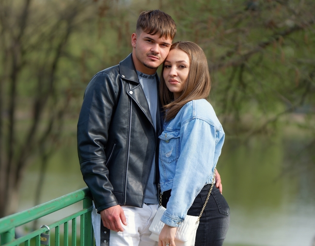 河边恋爱情侣写真图片