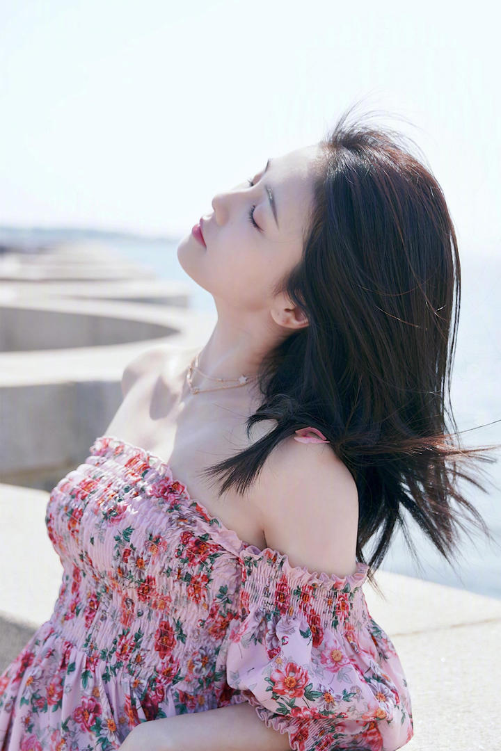 国内清纯女明星白鹿海边摄影写真图片