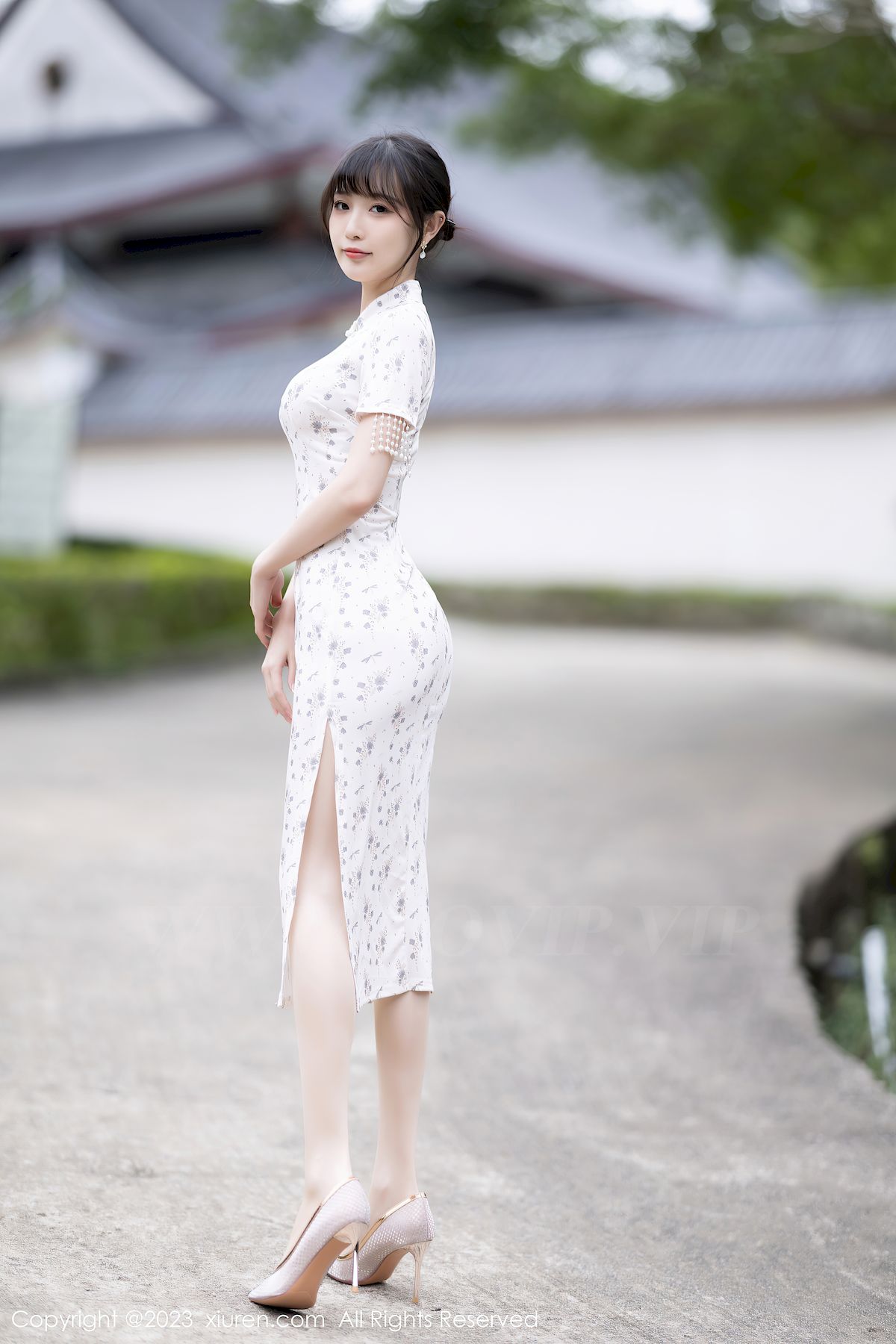 秀人网美女模特林星阑浅色短款旗袍原色丝袜海南旅拍