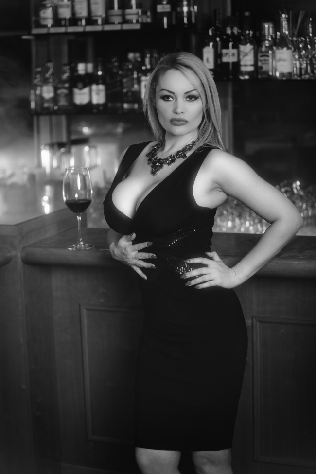 性感黑白丰满美女图片