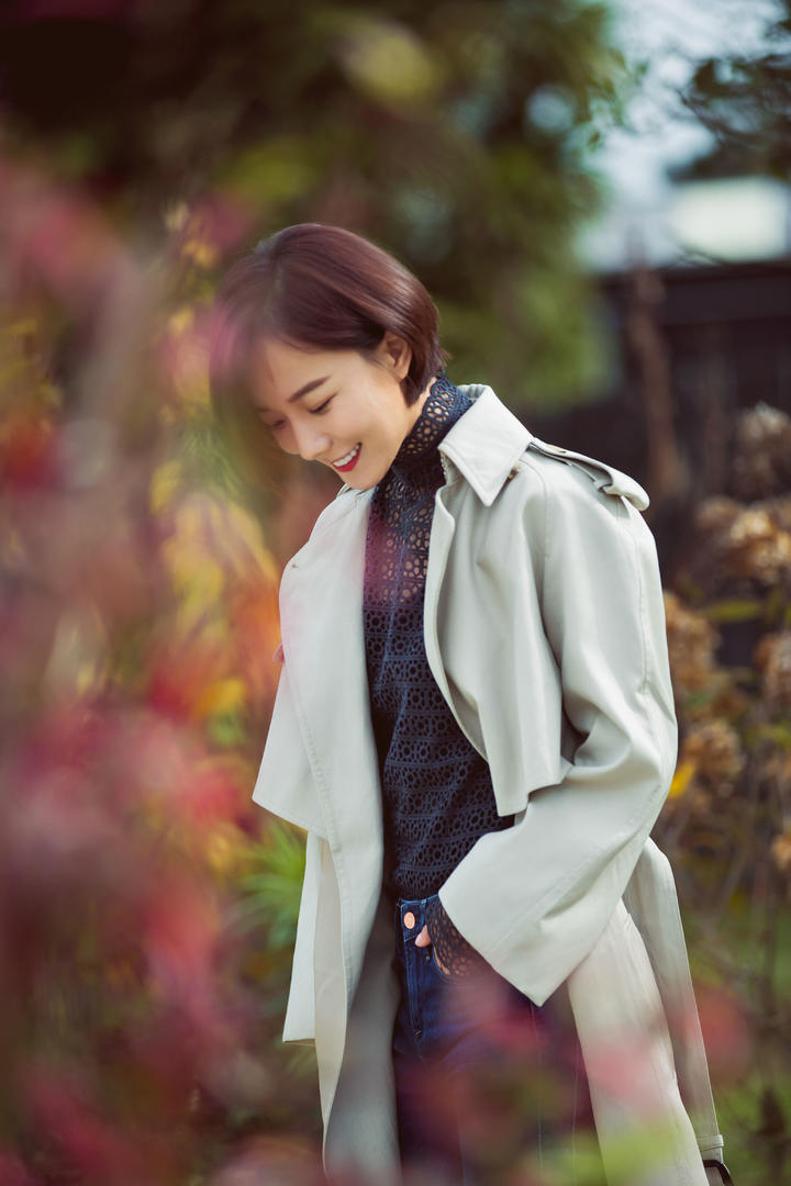 短发美女明星王珞丹户外摄影图片