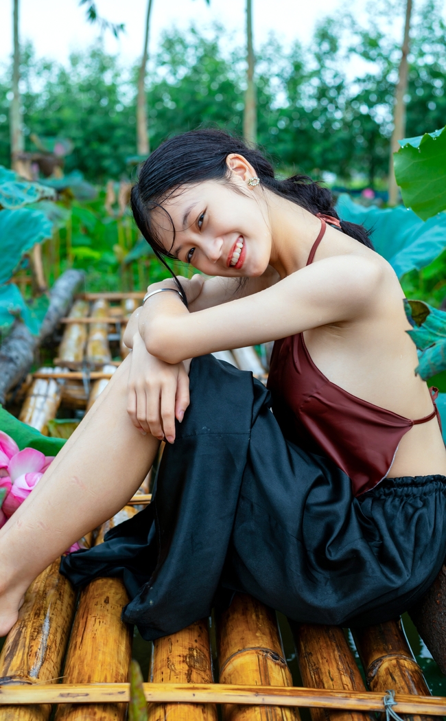 亚洲年轻漂亮肚兜美女人体写真摄影图片