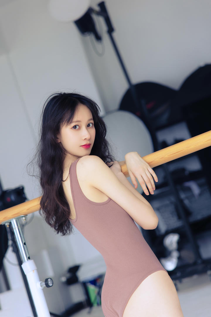 靠在单杆上的极品美女校花黎黎gogo人体艺术私拍套图