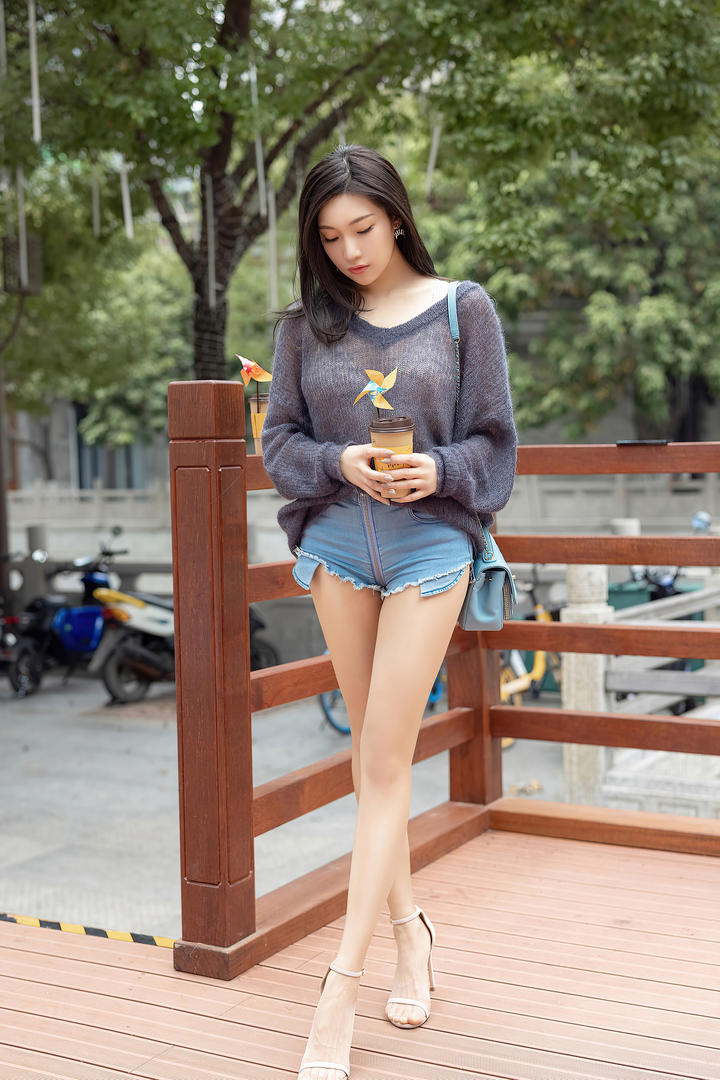 成都街拍极品长腿美女模特图片