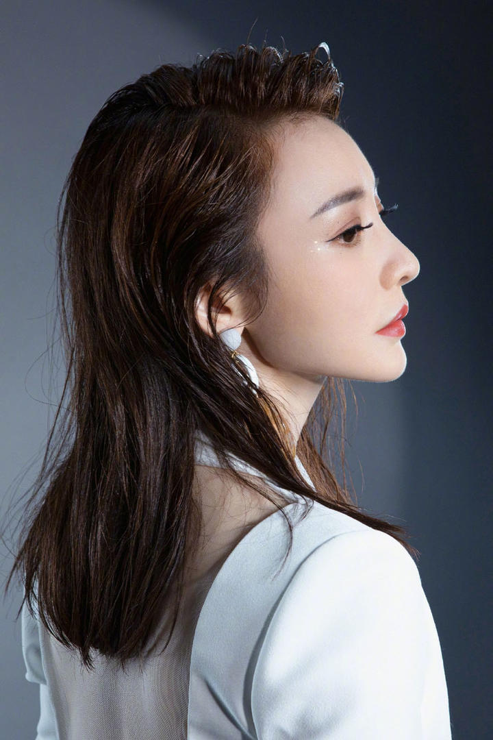 中国美女明星柳岩侧脸高冷写真图片
