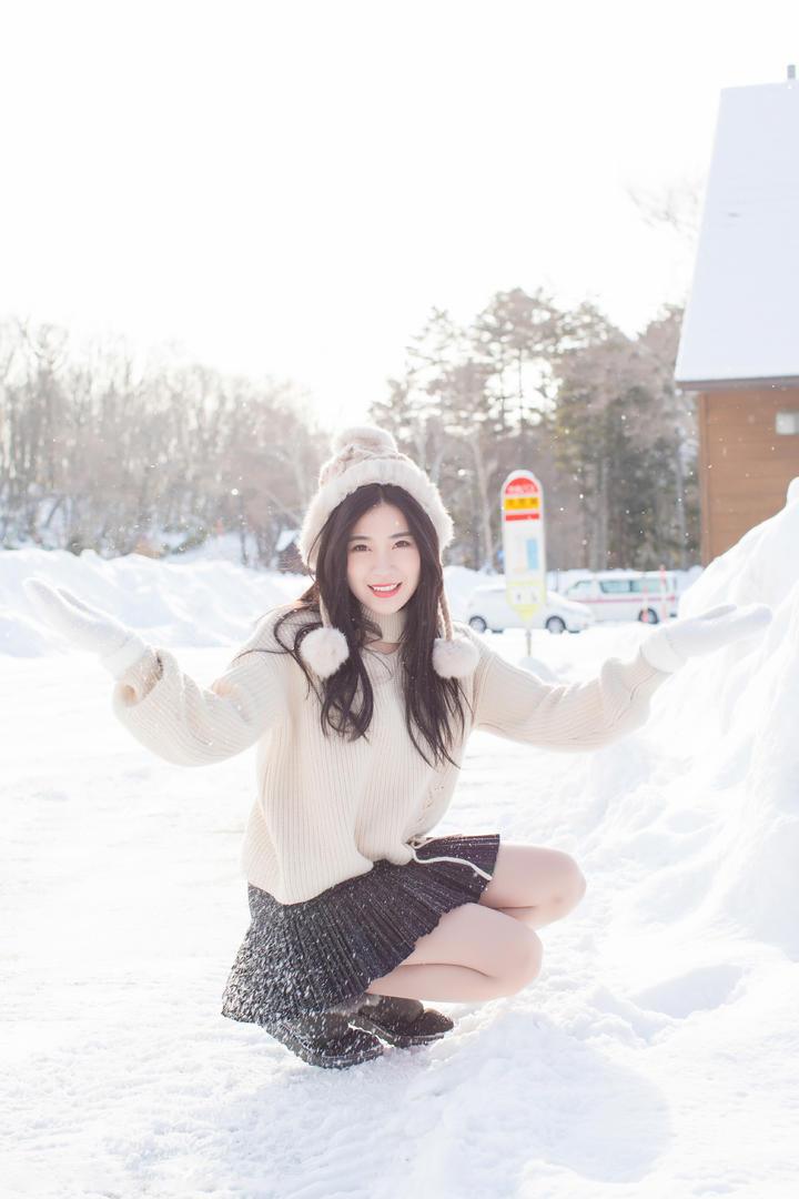 雪中嬉戏的极品清纯美女写真