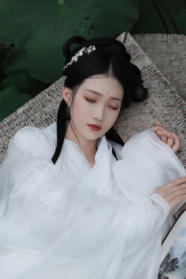 闭眼睡觉的漂亮古装美女艺术照