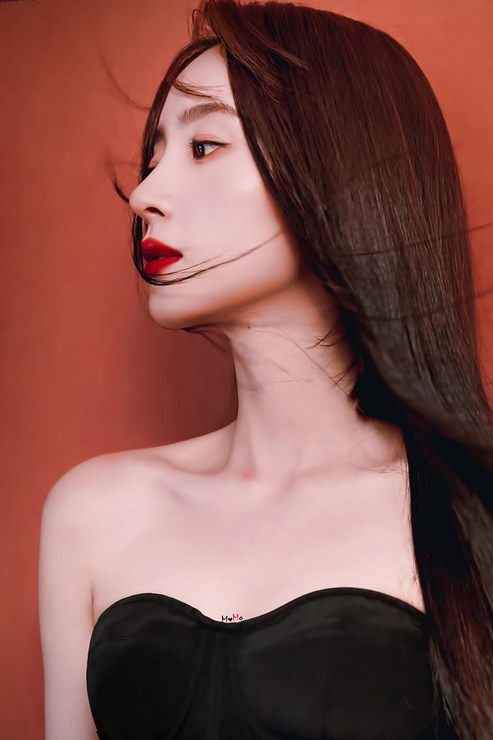 头发飞扬的漂亮美女明星胡冰卿高清壁纸图片