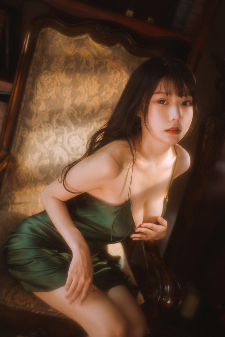 穿低胸吊带睡裙的极品大胸美女诱惑写真图片