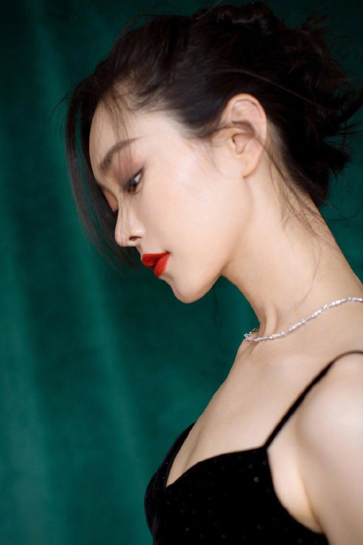 时尚美女明星宋轶穿着黑色吊带性感写真集