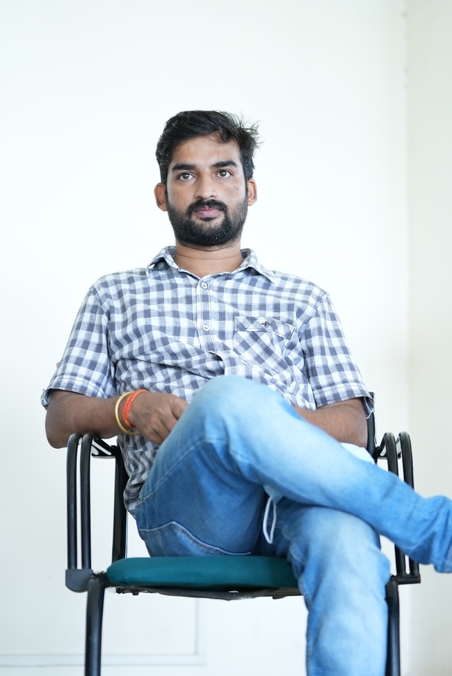 坐在椅子上的络腮胡子帅哥图片