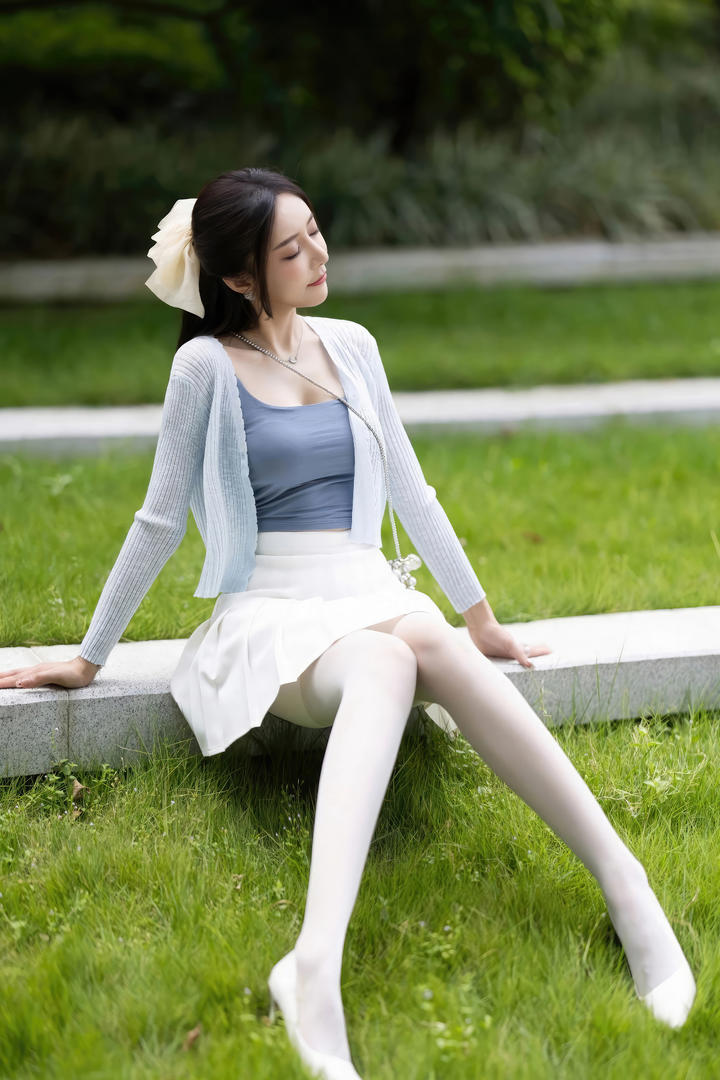 坐在草地上的清纯女神王馨瑶尤果网美女写真套图
