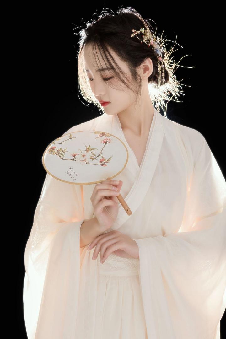 拿着扇子的高清古装美女艺术摄影写真图片