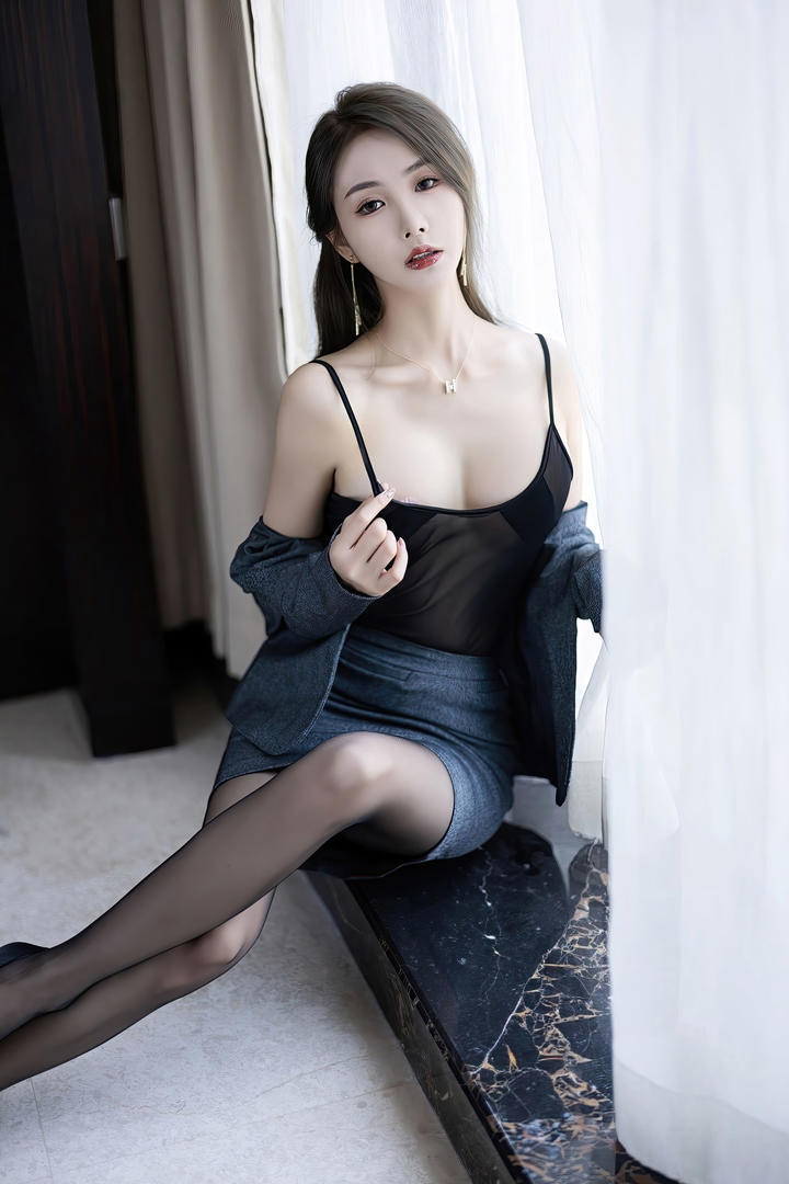 坐在飘窗上的极品黑丝美女低胸吊带诱惑写真图片