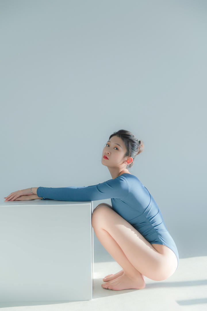 蹲在地上的白皙长腿瑜伽老师相霖美女艺术照