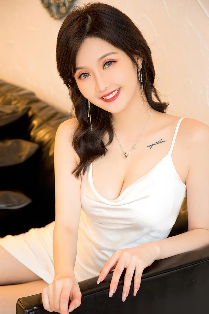 眼神放电的成熟韵味女神国产久久精品美女套图