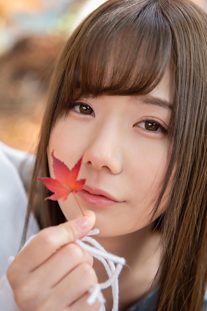 手拿一片红叶的日本人体美女艺术写真图片