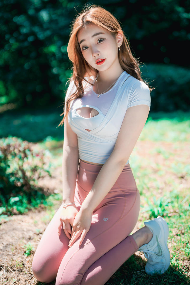 韩国女生紧身瑜伽裤爬山图片