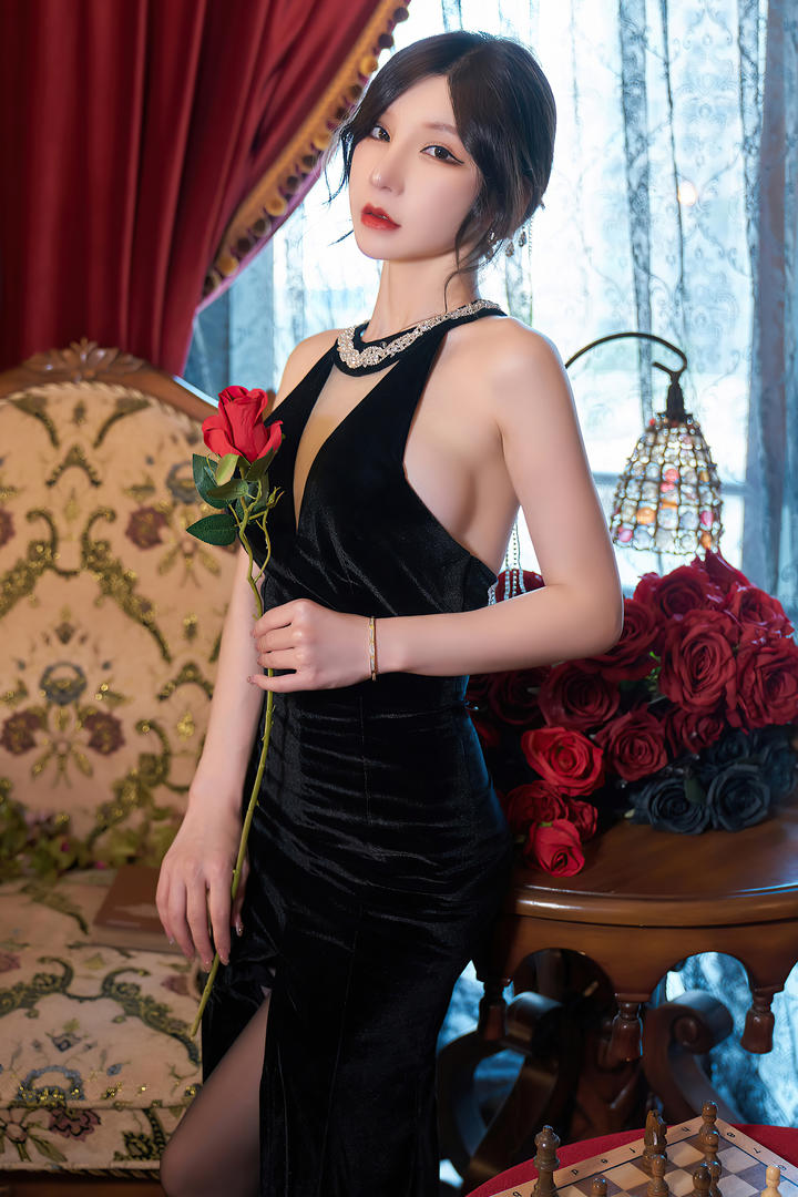 拿着玫瑰花气质美女图片周于希高清写真集